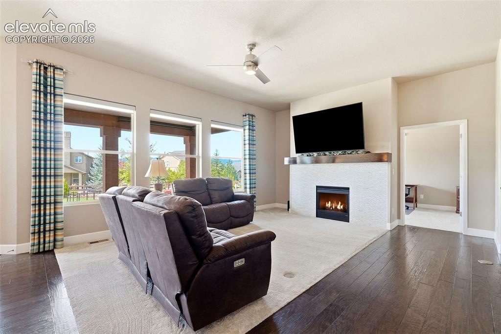 Image 8 of 50: Living Room