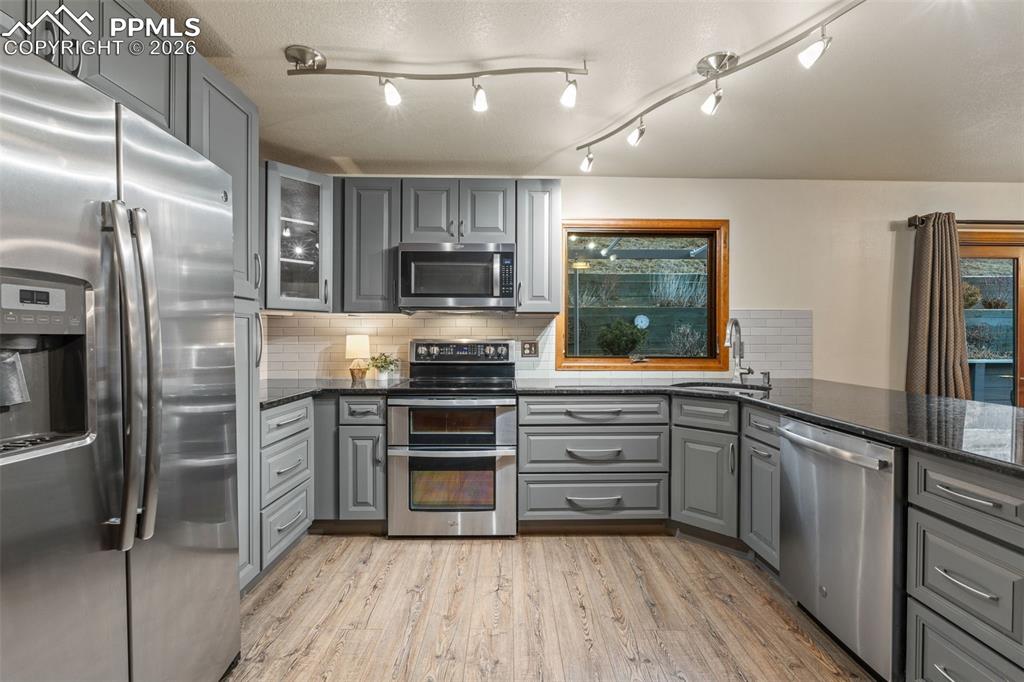 Image 16 of 47: Kitchen