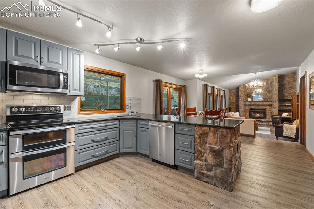 Image 17 of 47: Kitchen