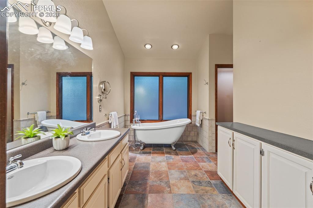 Image 28 of 47: Bathroom