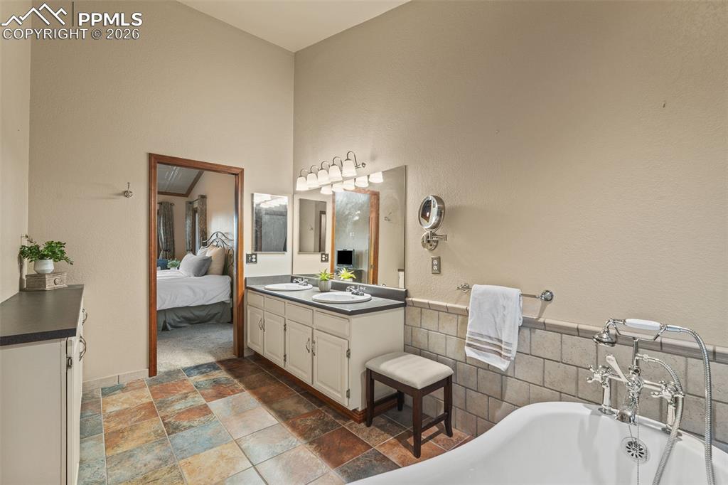 Image 30 of 47: Bathroom