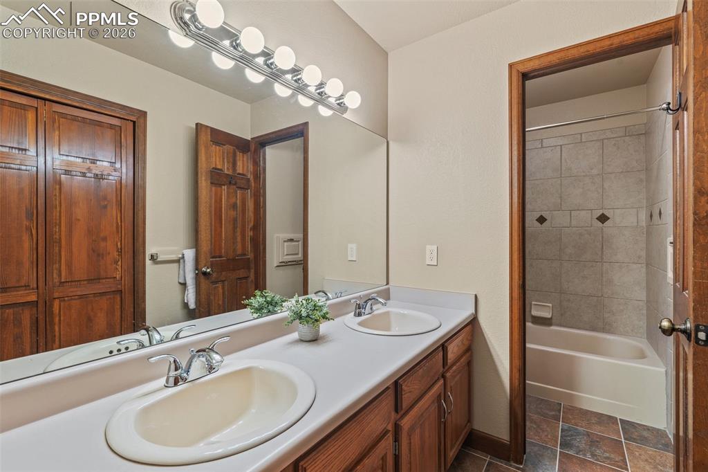 Image 33 of 47: Bathroom