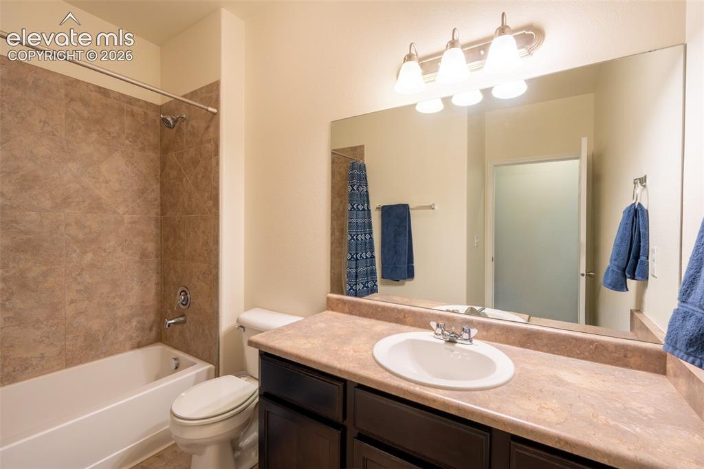 Image 20 of 26: Full bathroom (2)
