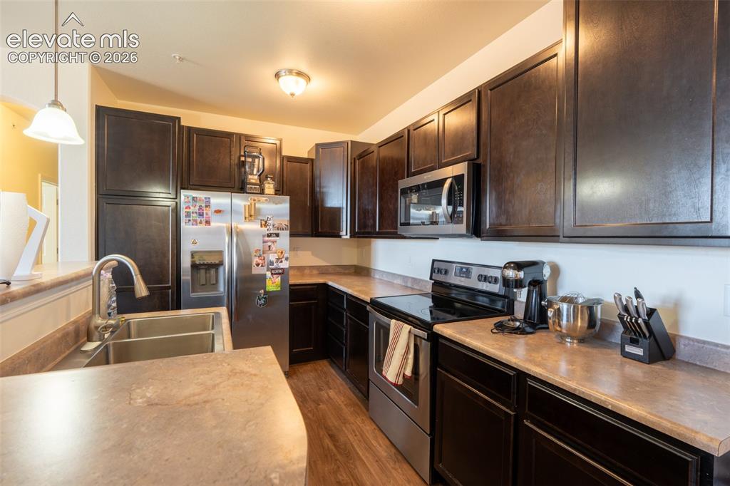 Image 7 of 26: Kitchen