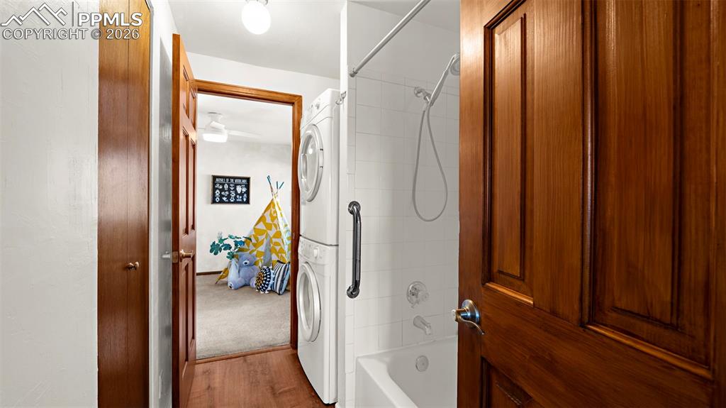 Image 21 of 35: Includes Tub/Shower