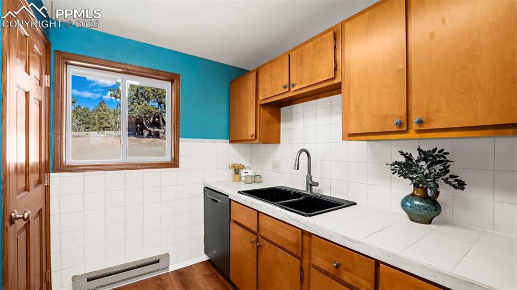 Image 23 of 35: Kitchen