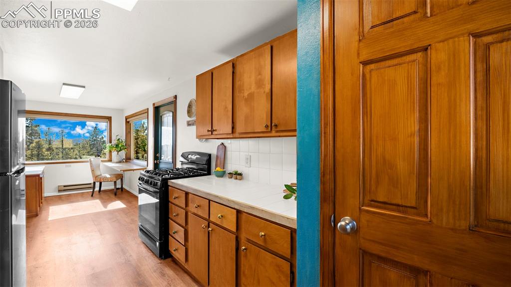 Image 24 of 35: Kitchen