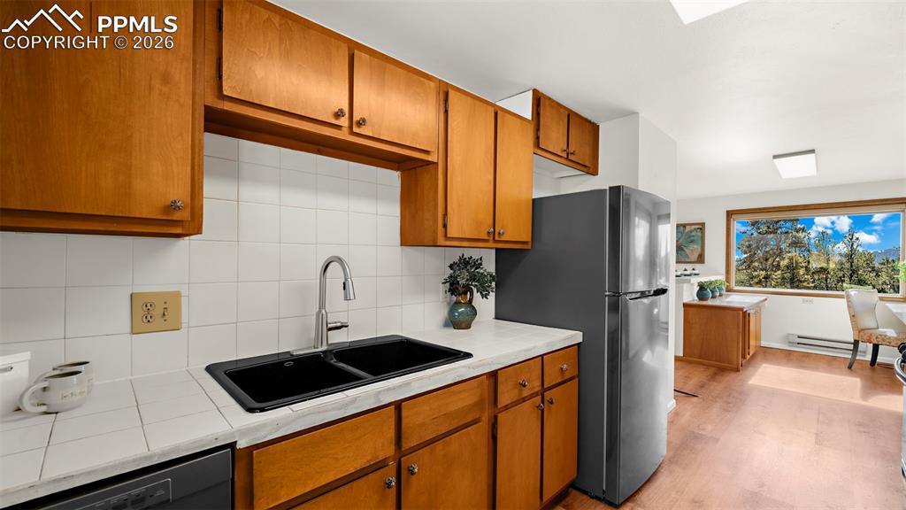 Image 25 of 35: Kitchen