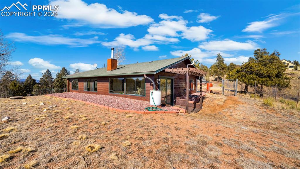 Image 4 of 35: Back of Structure