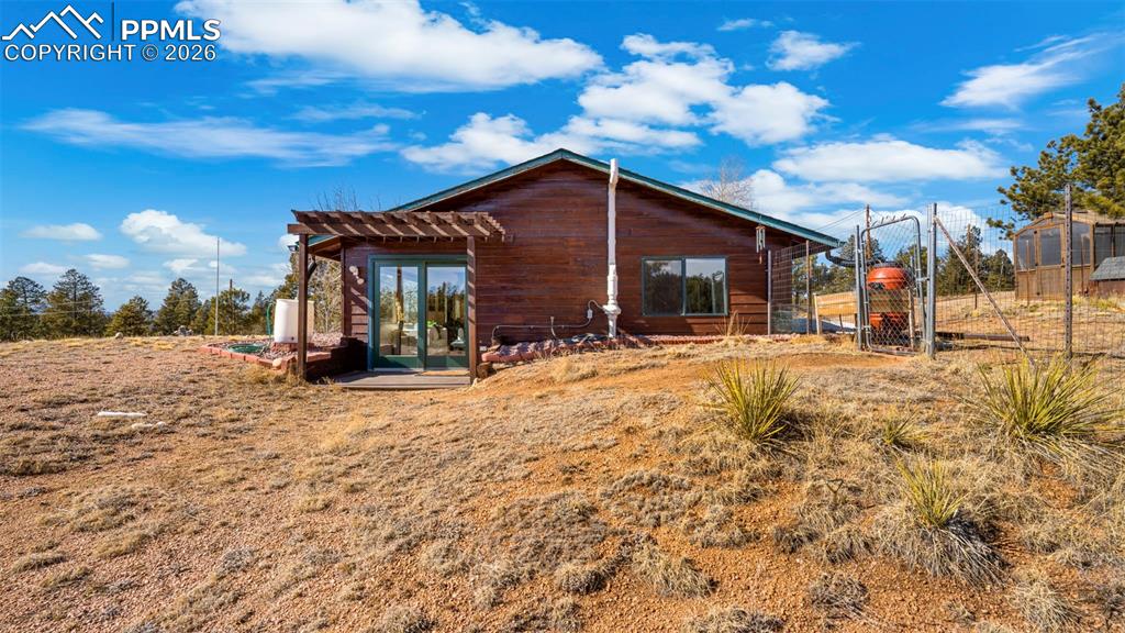 Image 5 of 35: Side of Structure