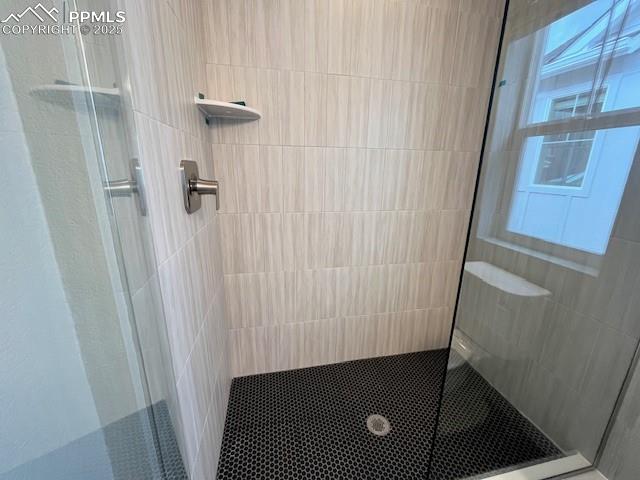 Image 13 of 18: Bathroom