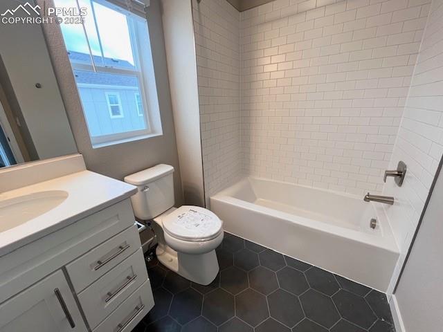 Image 18 of 18: Bathroom