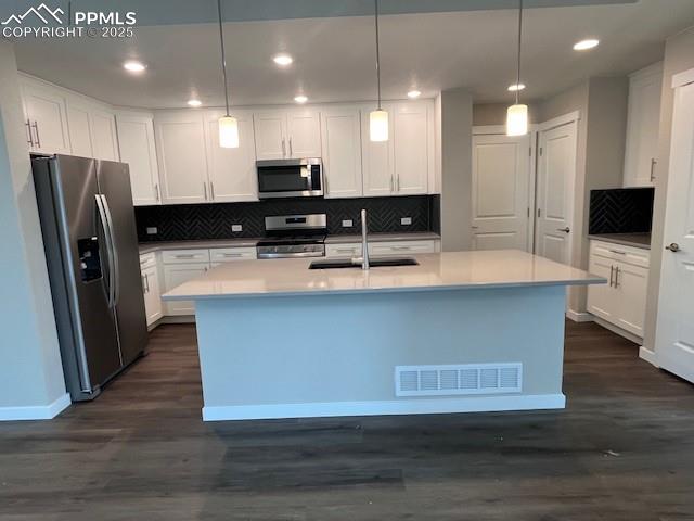 Image 4 of 18: Kitchen