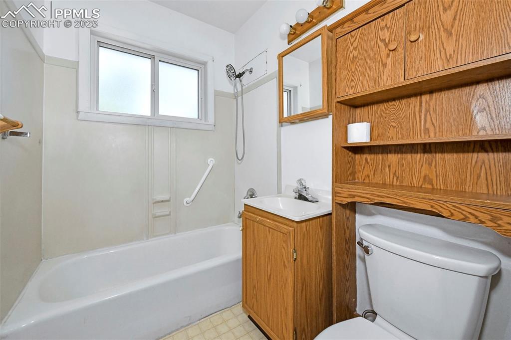Image 11 of 19: Full Bathroom