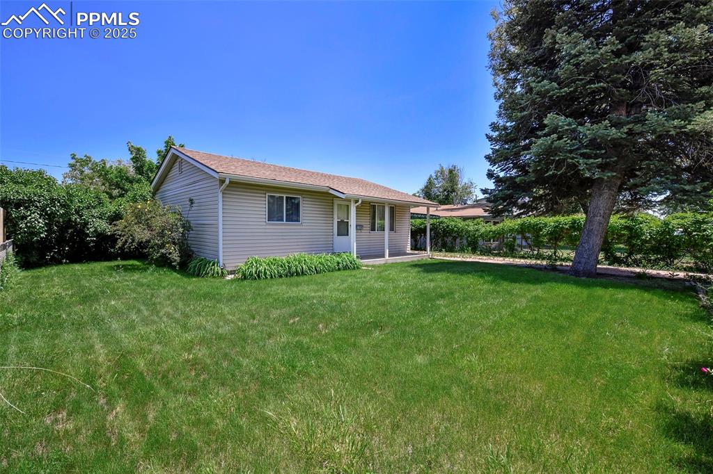 Image 13 of 19: Expansive front yard
