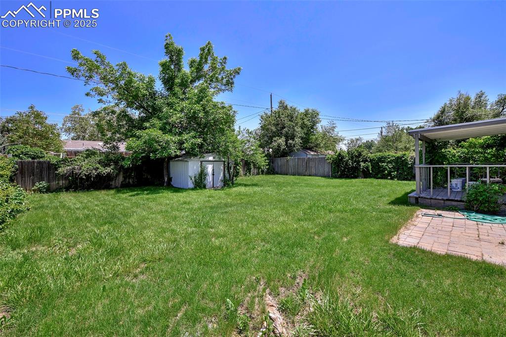 Image 18 of 19: Yard
