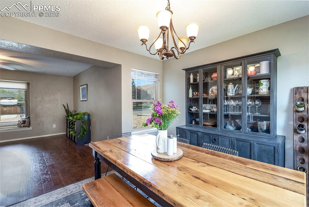 Image 13 of 50: Dining Area