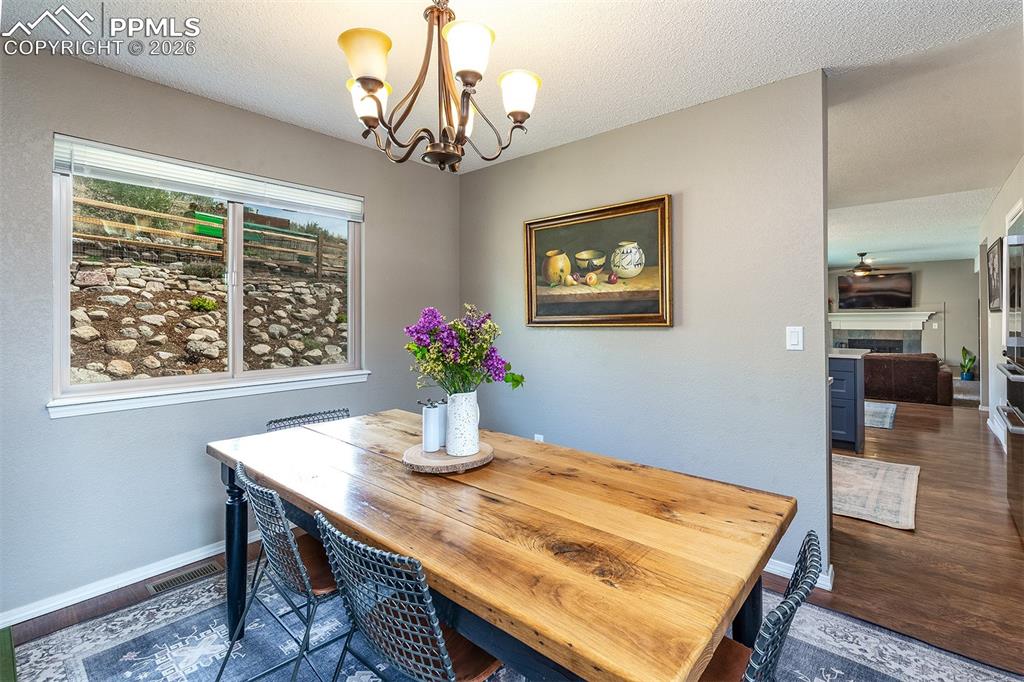 Image 14 of 50: Dining Area