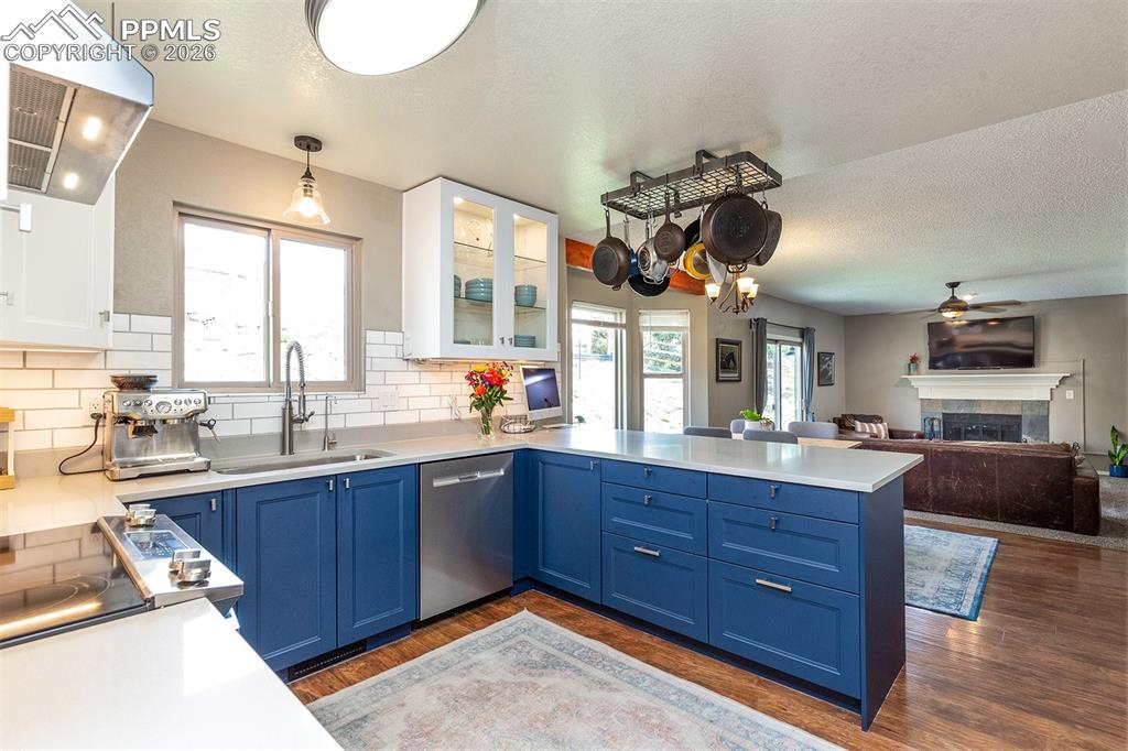 Image 15 of 50: Kitchen