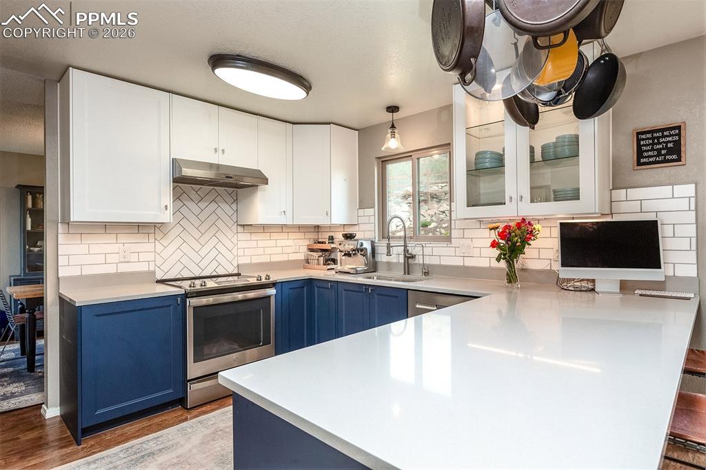 Image 16 of 50: Kitchen