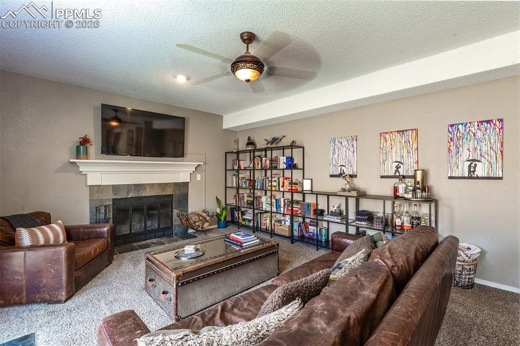 Image 21 of 50: Living Room