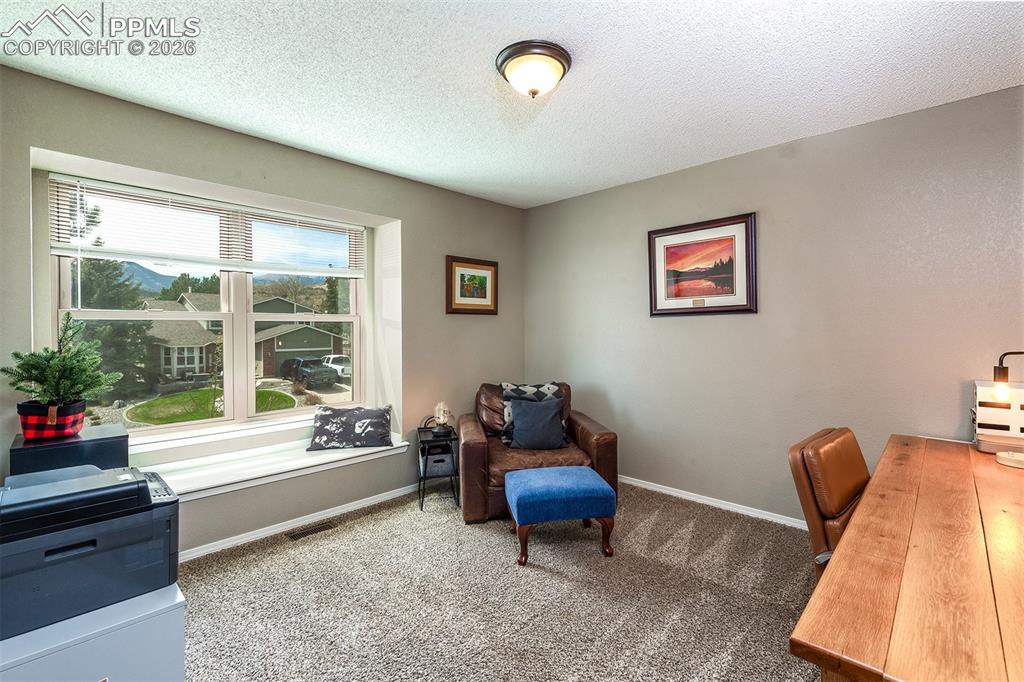 Image 23 of 50: Office