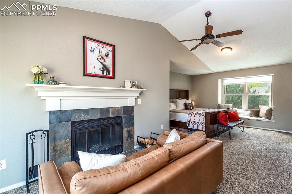 Image 25 of 50: Living Room