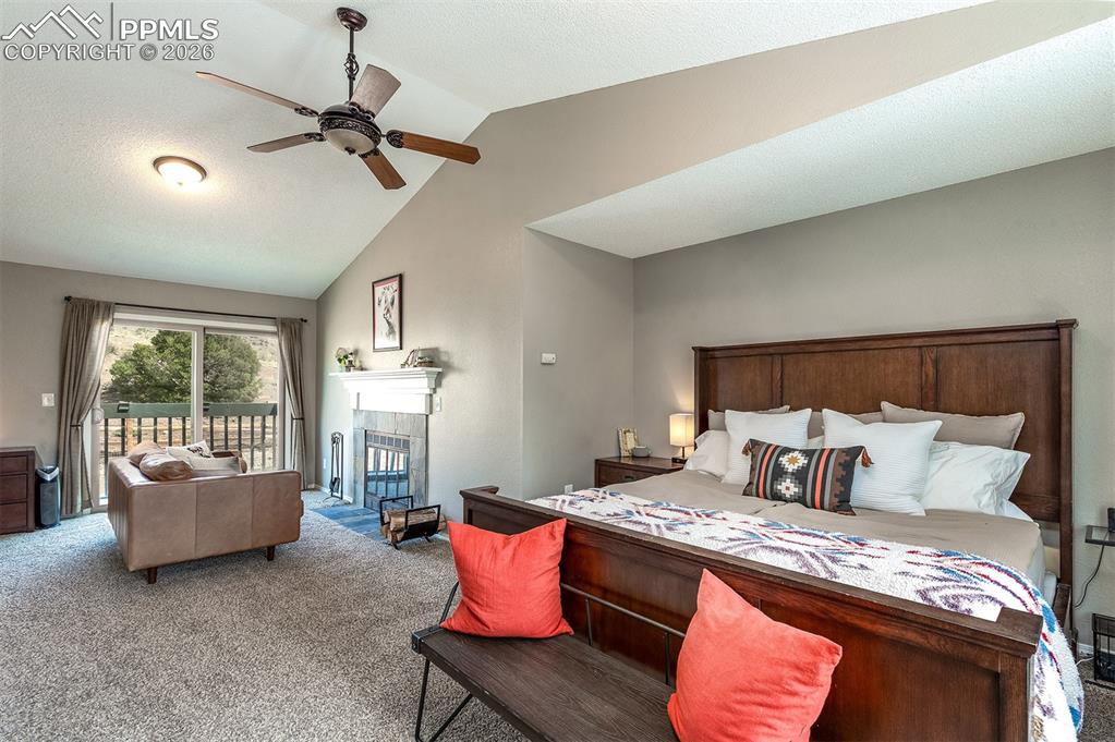 Image 28 of 50: Bedroom