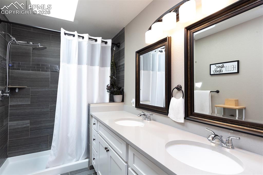 Image 30 of 50: Bathroom