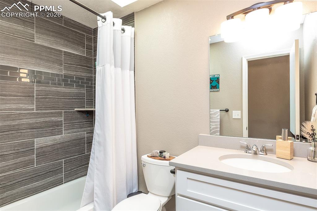 Image 34 of 50: Bathroom