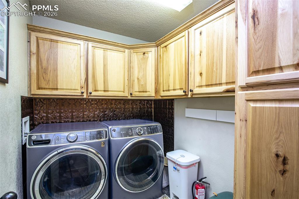 Image 35 of 50: Laundry