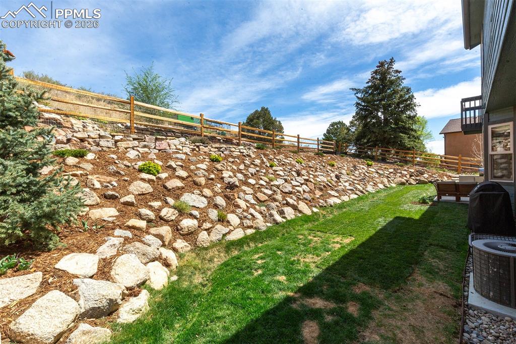 Image 44 of 50: Yard