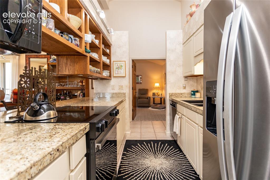 Image 14 of 50: Kitchen