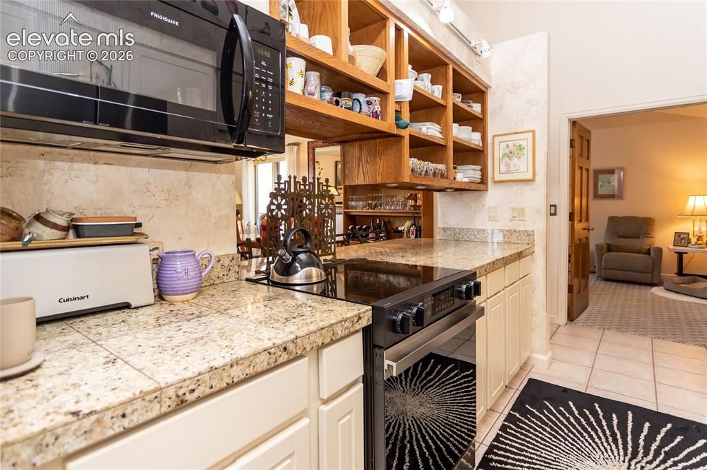 Image 15 of 50: Kitchen
