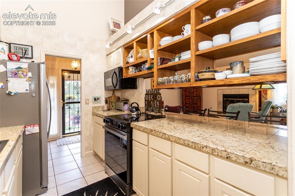 Image 16 of 50: Kitchen