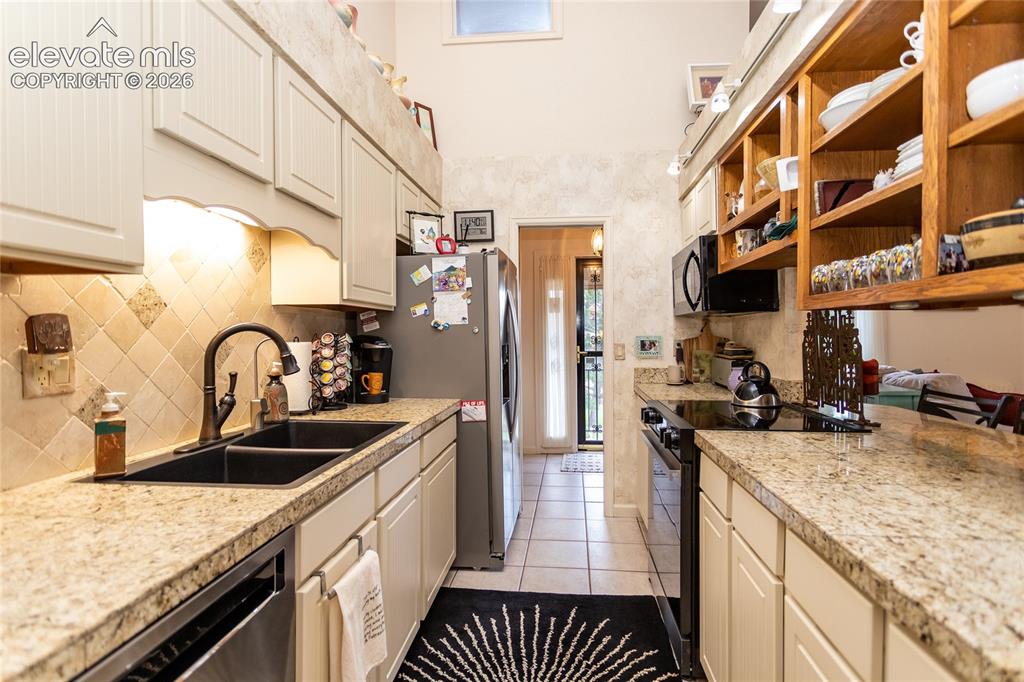 Image 17 of 50: Kitchen