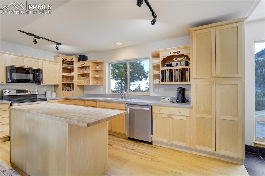 Image 10 of 43: Kitchen