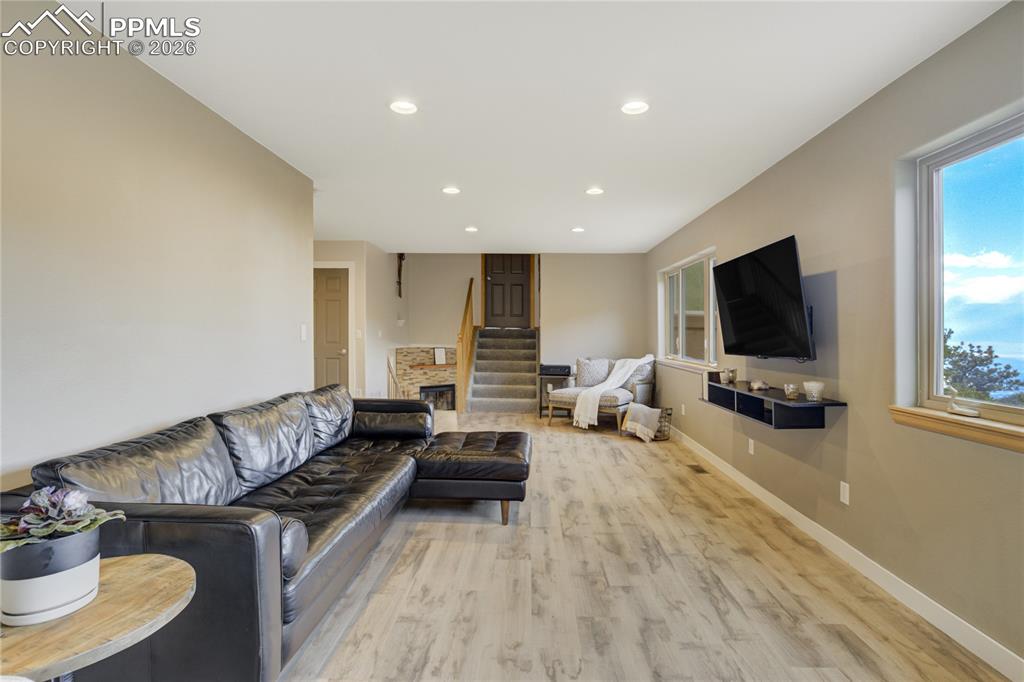 Image 20 of 43: Living Room