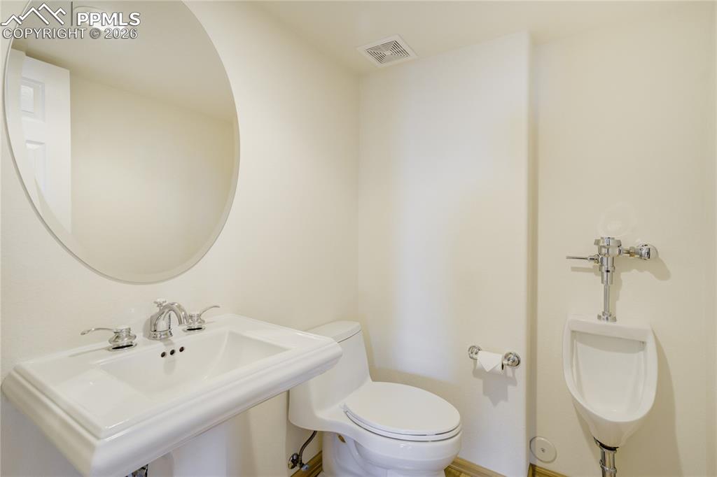 Image 21 of 43: Bathroom