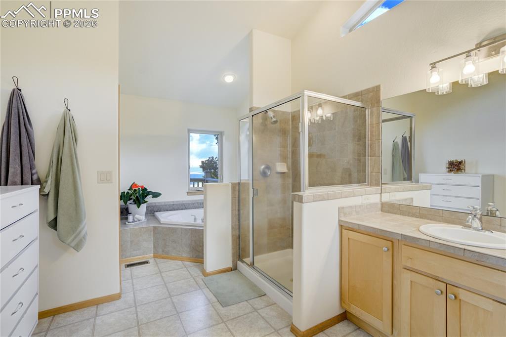 Image 27 of 43: Bathroom