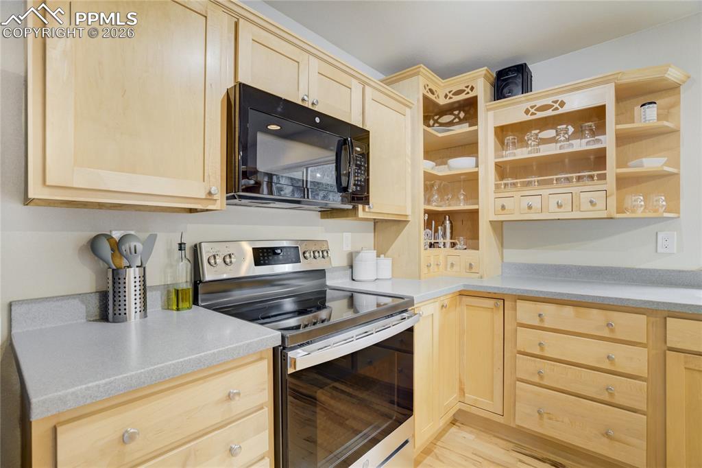 Image 9 of 43: Kitchen