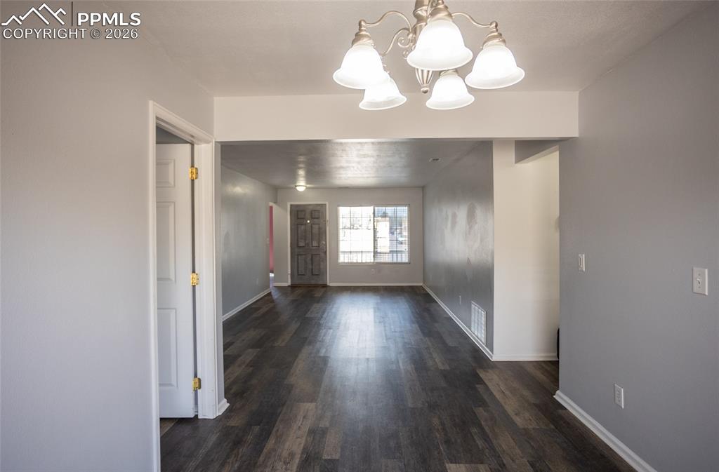 Image 10 of 25: Dining Area