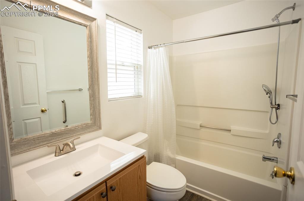 Image 14 of 25: Bathroom