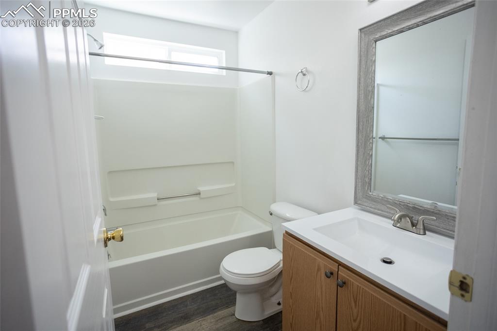 Image 17 of 25: Bathroom