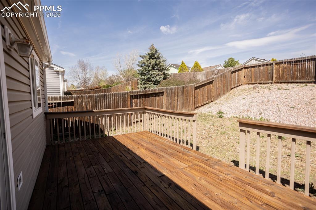 Image 19 of 25: Deck