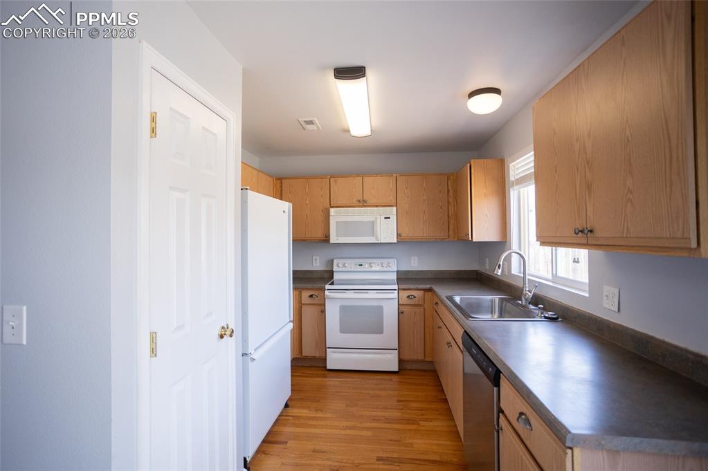 Image 5 of 25: Kitchen