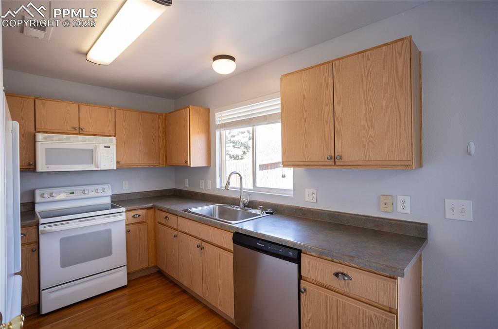 Image 6 of 25: Kitchen