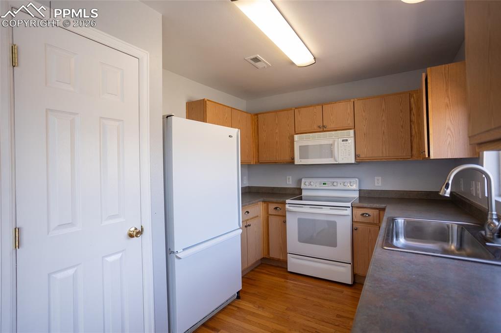 Image 7 of 25: Kitchen