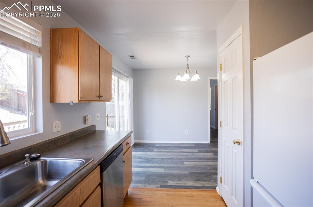 Image 8 of 25: Kitchen