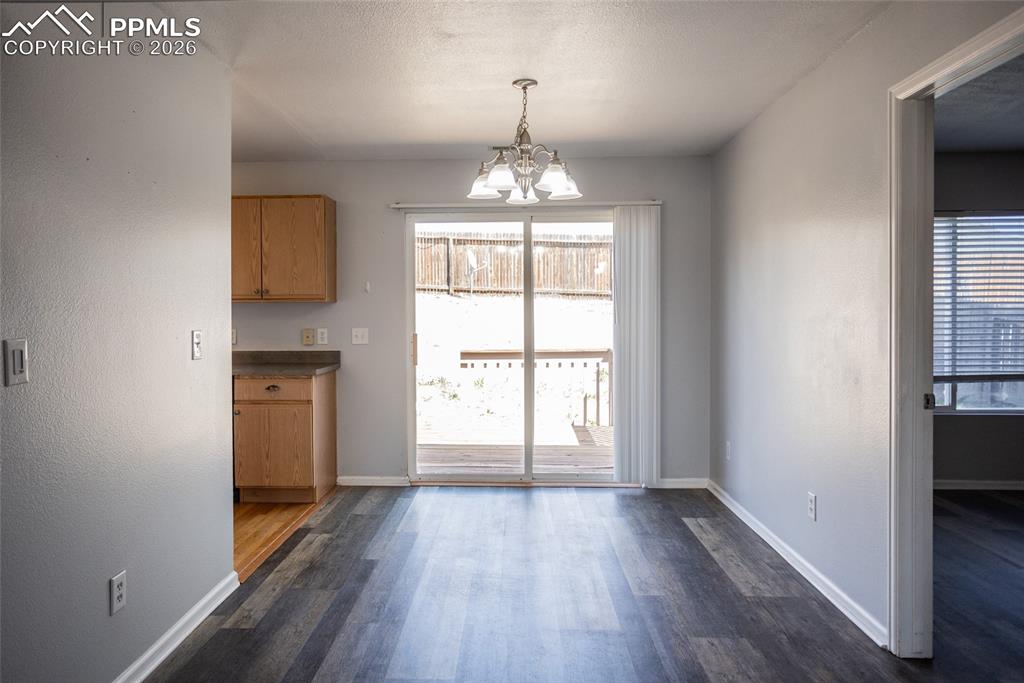 Image 9 of 25: Dining Area